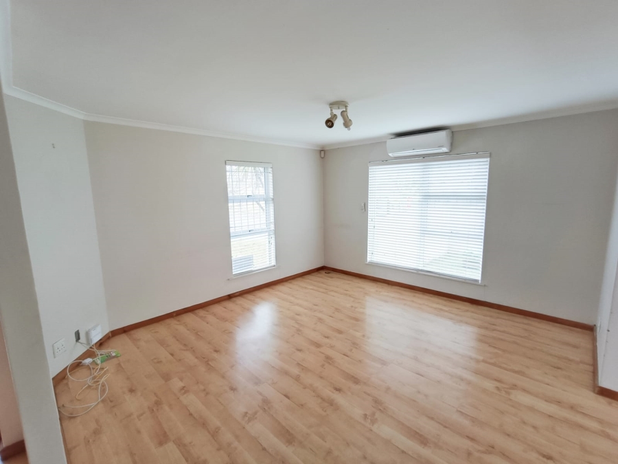 To Let 3 Bedroom Property for Rent in Eikenbosch Western Cape